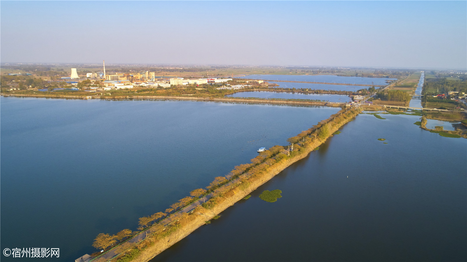 航拍宿州芦岭塌陷湖湿地公园,宿芦路穿过漂亮的湖区