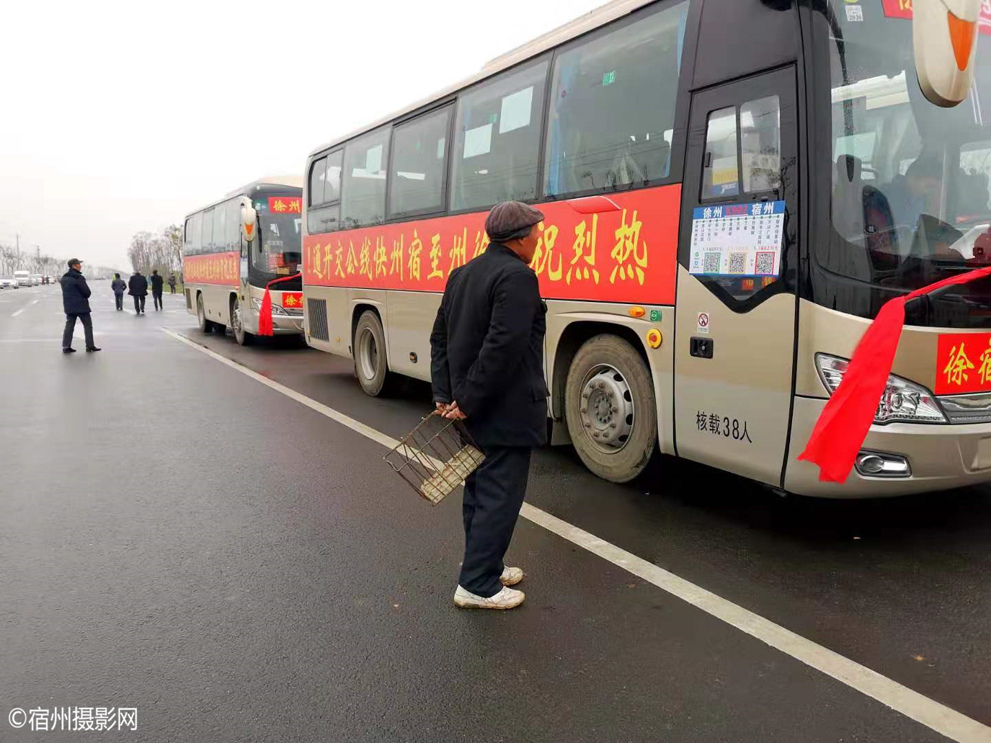 村民查看沿線停靠站點符離大道通車現場公交站牌(圖 by 宿州攝影網/宿